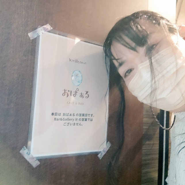 ドアから顔を出しているあさみママ