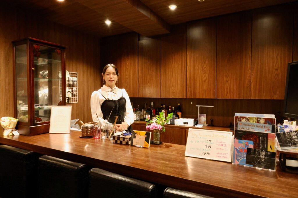 Cafe & Bar おぱぁるの店内。カウンター席とカウンターの中にあさみママがいます。